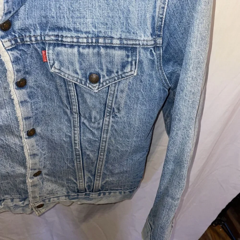 Vintage Levi’s Men’s Fleece Lined Jean Jacket Size 42 U.S. Medium Blue Outdoors